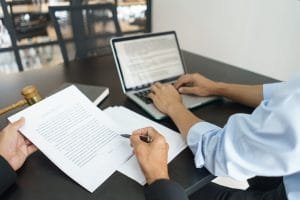 Revisão e Elaboração de Contratos e Políticas
